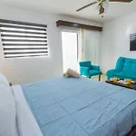 Comfortable Studio 3 Blocks From The Beach